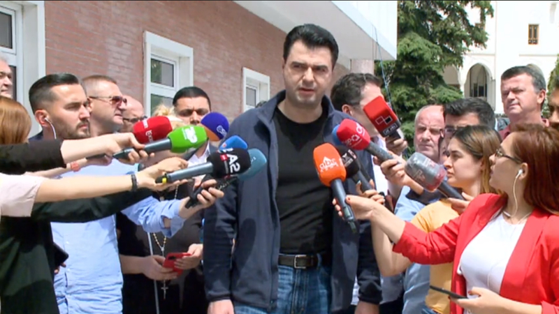 Basha flet përçartë: Kur të vijë në qeveri do e restaurojë teatrin… që nuk ekziston?!  Rruga për të shporrur këtë bandit, në këto 30 vjet është e vështirë!