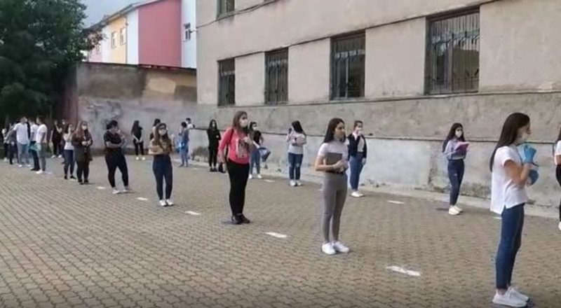 Maturantët nisin mësimin në ambientet e shkollës, maska, doreza dhe sinjalistikë në çdo hap që hedhin