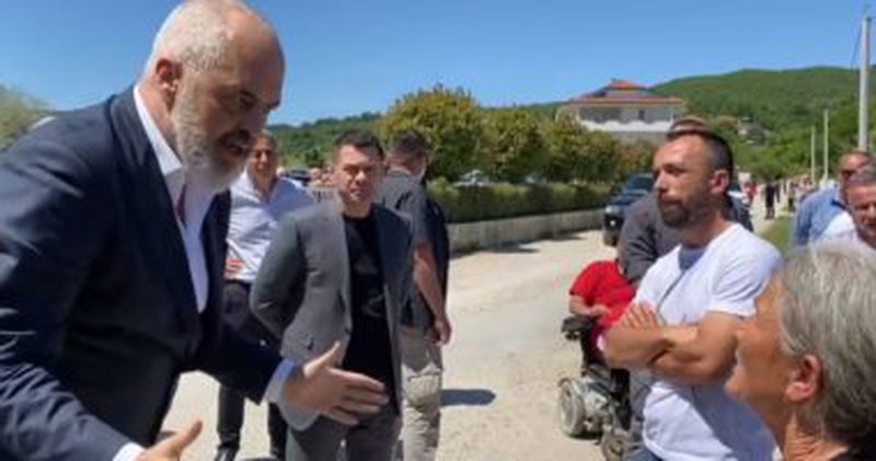 E moshuara i zë rrugën kryeministrit Rama: “Pash të madhin Zot, më jep një sqarim”! E moshuara i zë rrugën kryeministrit Rama: “Pash të madhin Zot, më jep një sqarim”!