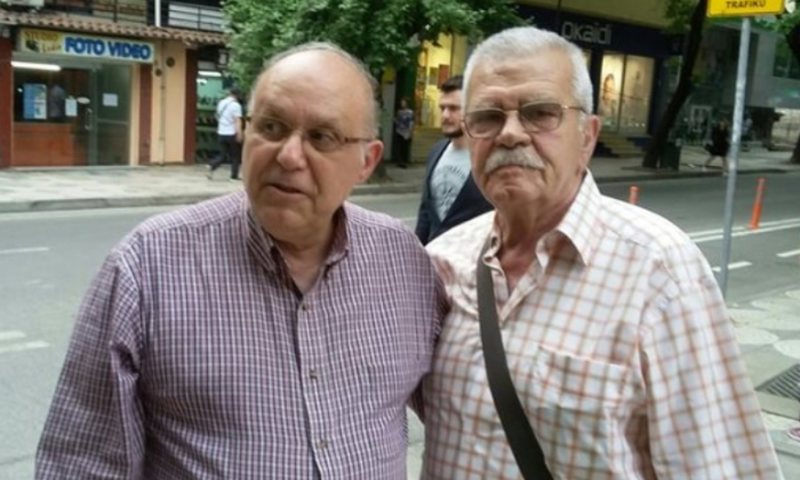 U shfaq në krah të Robert Ndrenikës, mjeku Tritan Kalo flet hapur dhe i jep ‘shuplakën’ e rëndë politikanëve shqiptarë: Ra perdja e teatrit politik! U shfaq në krah të Robert Ndrenikës, mjeku Tritan Kalo flet hapur dhe i jep ‘shuplakën’ e rëndë politikanëve shqiptarë: Ra perdja e teatrit politik!