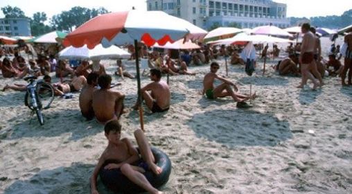 Ngazëllimi popullor për plazhin si në kohën e Enverit