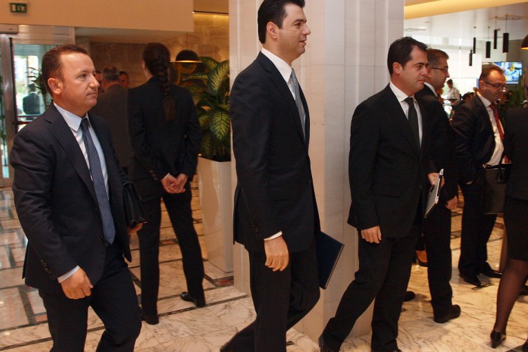 A duhet të largohet Basha nëse PD humbet zgjedhjet në 2021?! Bylykbashi ka pare filxhan me Monikën: Ja çfarë do ndodhë!