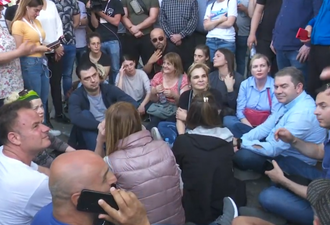 Pas pilafit të hidhur që u dha ndjeksave dhe hjeksave opozita merr “lugën” dhe ulet në Bulevard për të përfituar ndonjë kockë nga amullia Pas pilafit të hidhur që u dha ndjeksave dhe hjeksave opozita merr “lugën” dhe ulet në Bulevard për të përfituar ndonjë kockë nga amullia