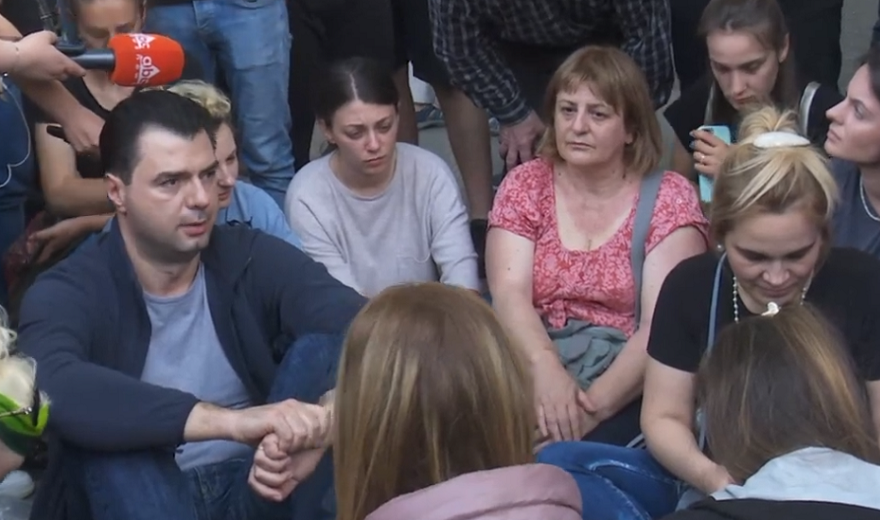 Orla dhe horra, korba dhe sorra që mendoni se do të fluturoni mbi kufoma që si njohët kurrë Orla dhe horra, korba dhe sorra që mendoni se do të fluturoni mbi kufoma që si njohët kurrë