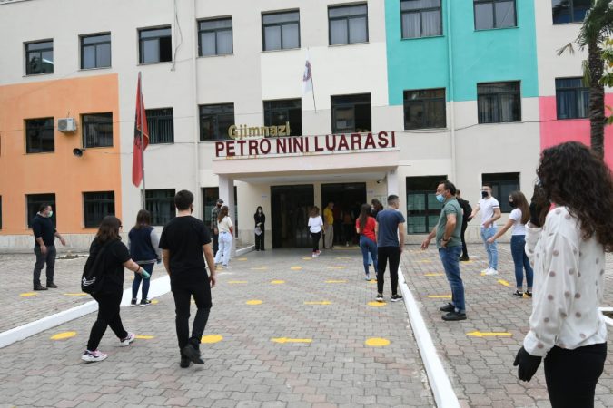 Gjimnazet rihapin dyert, 31 mijë maturantë rikthehen sot për 3 javë mësim