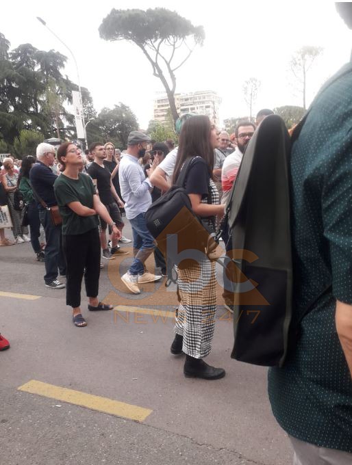 Vajza e ish deputetes së PS, drejtoreshë muzeu, proteston për Teatrin pranë burrit Këlliçit të FRPD-së, jep dorëheqjen pas “nxjerrjes së bojës” nga mediat Vajza e ish deputetes së PS, drejtoreshë muzeu, proteston për Teatrin pranë burrit Këlliçit të FRPD-së, jep dorëheqjen pas “nxjerrjes së bojës” nga mediat