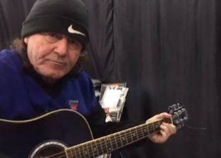 Befason këngëtari Aleksandër Gjoka kur e pyesin çfarë pune do bënte tani që u ndalua muzika Befason këngëtari Aleksandër Gjoka kur e pyesin çfarë pune do bënte tani që u ndalua muzika