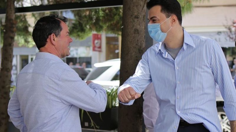 Politikë me gjeste: Pse Lulzim Basha ka nisur të nxjerrë këmishën mbi pantollona?