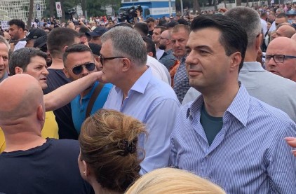 Militantët e Bashës rrihen me artistët e qytetarët pasi i kërkuan të largohet, ndërhyn Robert Budina