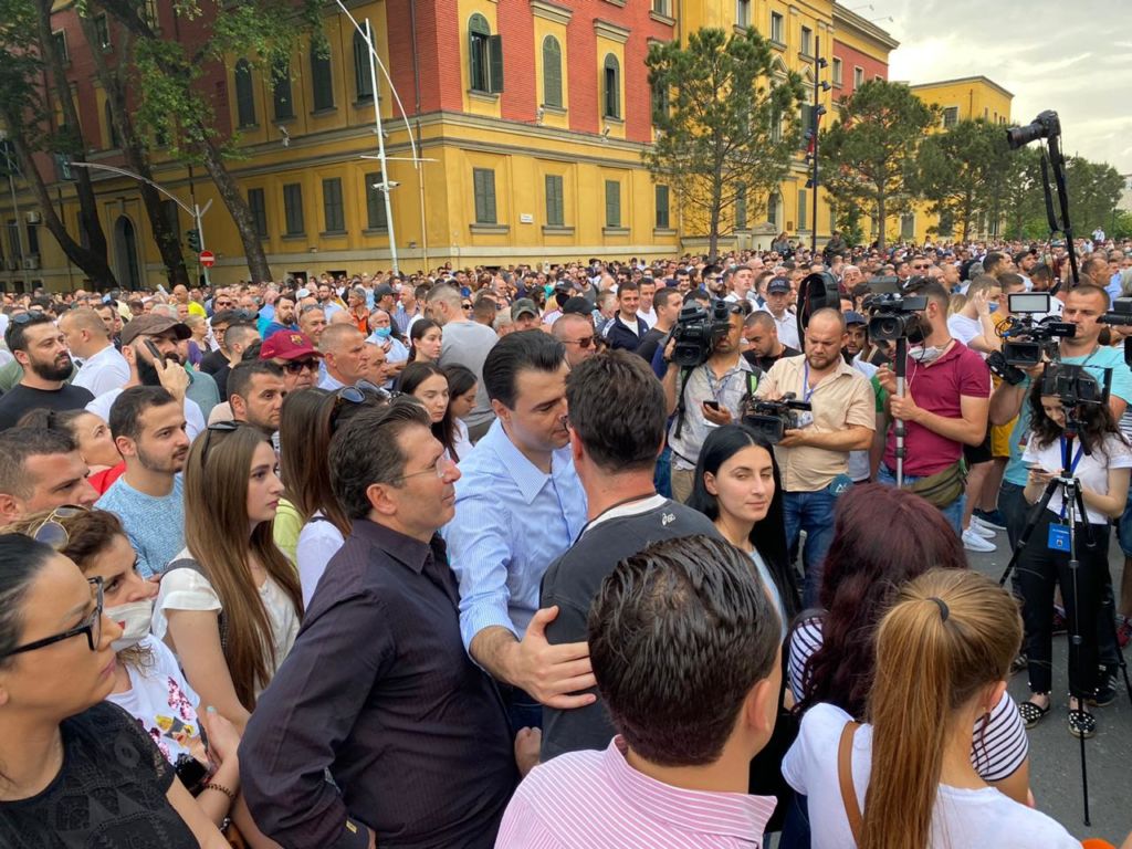 Neritan Liçaj mbaron fjalimin dhe shkon merr bekimin e Bashës: Bravo, na nderove!