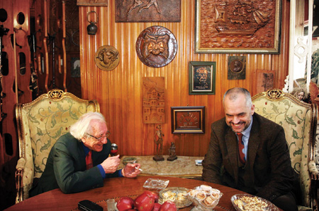 Perla e Dritëro Agollit: Majtas dreqër, djathtas djaj! Perla e Dritëro Agollit: Majtas dreqër, djathtas djaj!