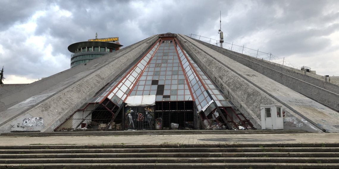 Detajet e pathëna: Çfarë do të ndërtonin Berisha dhe Basha tek Teatri Kombëtar?!