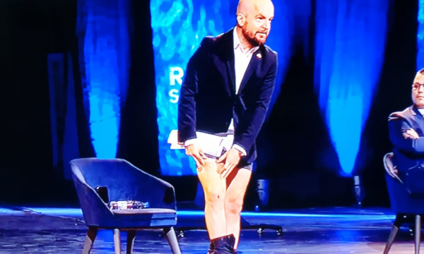 Teatri kallamishte dhe baltë!  Rama: Sot pantallonat, herë tjetër do na tregosh “rripin” !  Do ndjehesh mirë kur të hysh te teatri i ri