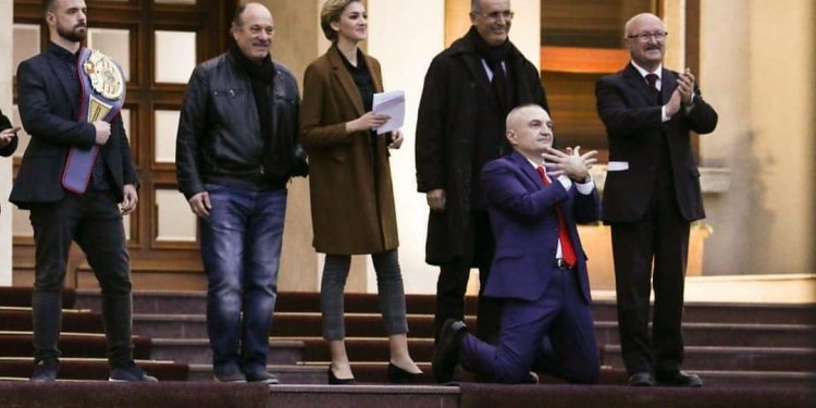 “Mos m’i tund letrat si ato të Berishës”, ky teatër kurrë nuk ka ka qenë monument! Rama nxjerr dhe skenaret e Metës: Shumë shpejt do të shikoni