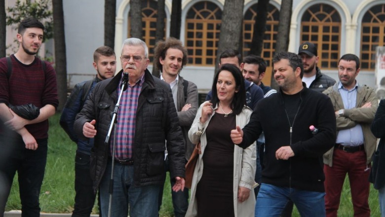 Aktorët e Teatrit letër Metës: 50 vjet na dalin e teprojnë, nuk përballojmë dot lot krokodili në mexhelis për teatrin tonë Aktorët e Teatrit letër Metës: 50 vjet na dalin e teprojnë, nuk përballojmë dot lot krokodili në mexhelis për teatrin tonë