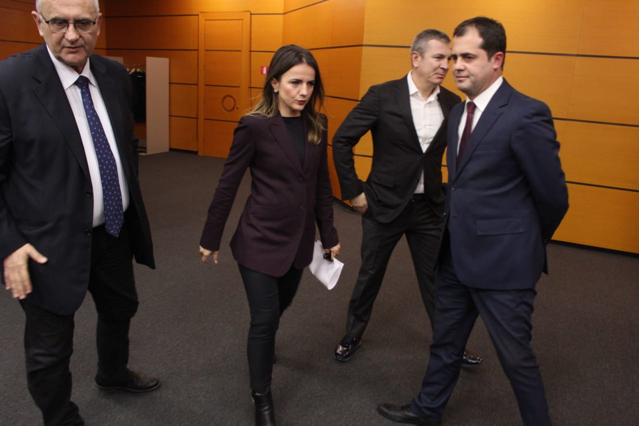 Ku qëndron ngërçi për Reformën Zgjedhore? Ja 3 pikat e nxehta që po mbajnë pezull marrëveshjen PS-opozitë pavarësisht presionit të SHBA dhe BE Ku qëndron ngërçi për Reformën Zgjedhore? Ja 3 pikat e nxehta që po mbajnë pezull marrëveshjen PS-opozitë pavarësisht presionit të SHBA dhe BE