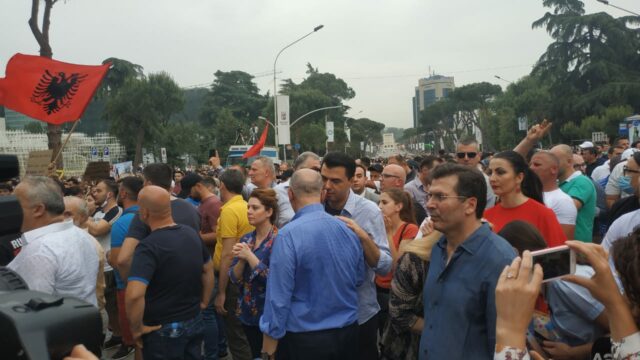 VIDEO/ Aktivisti i kujton 21 janarin, Basha duartroket, por i ikën fytyra