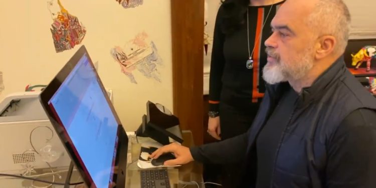 Rama replikat me qytetarin: “E diela është pushim me Kushtetutë, po të aksidentohesh nesër…”, si i përgjigjet kryeministri Rama replikat me qytetarin: “E diela është pushim me Kushtetutë, po të aksidentohesh nesër…”, si i përgjigjet kryeministri