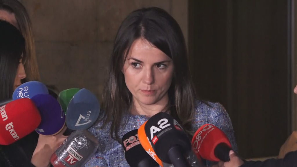 Rudina Hajdari, e acaruar pas mbledhjes së Këshillit Politik: Po mirë, a më thoni pse Lulzim Basha do ta mbajë Edi Ramën perandor? Refuzoi dhe SHBA-në Rudina Hajdari, e acaruar pas mbledhjes së Këshillit Politik: Po mirë, a më thoni pse Lulzim Basha do ta mbajë Edi Ramën perandor? Refuzoi dhe SHBA-në