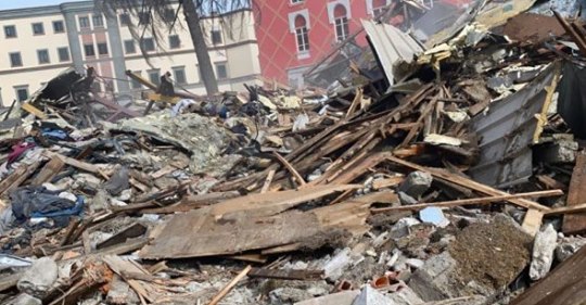 Kanë humbur, ku janë mos janë brënda?! Këngëtari shkodran tallet rëndë me mashtruesit: Po këkohen nën rrënoja Basha dhe Kryemadhi