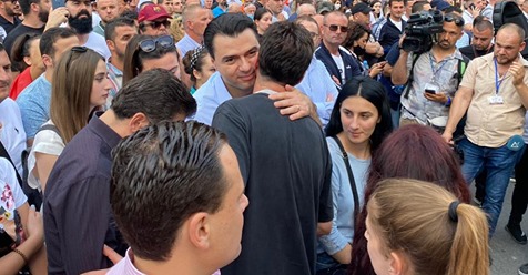 Neritan Liçaj mbaron fjalimin dhe shkon merr bekimin e Bashës: Bravo, na nderove! Neritan Liçaj mbaron fjalimin dhe shkon merr bekimin e Bashës: Bravo, na nderove!