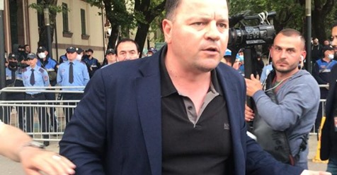 Fillon shembja e Teatrit Kombëtar! Lefter Maliqi dhe maliqët e tjerë bëjnë sehir por ama… thirrje për të rrëzuar qeverinë