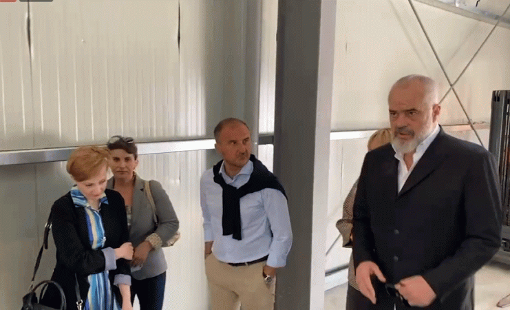 Kryeministri Edi Rama dhe ambasadori Luigi Soreca në një takim me fermerët në Lushnjë: “Shqipëria është në një fazë të re të thithjes të investimeve.” Kryeministri Edi Rama dhe ambasadori Luigi Soreca në një takim me fermerët në Lushnjë: “Shqipëria është në një fazë të re të thithjes të investimeve.”