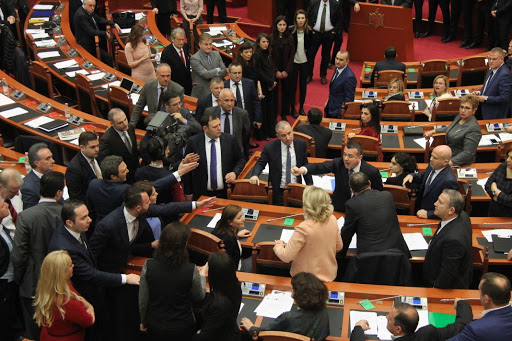 Lulzim Basha i “indinjuar”: Në Parlament janë mbledhur gjithë plehrat e kombit… mungojmë ne të parlamentit të rrugës