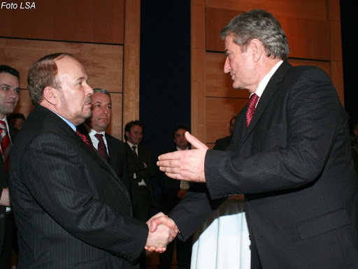 Izet Haxhia: Dhuna e 26 majit ’96 dhe takimi i Saliut në spitalin e Stambollit, ku “armiku i tij” Fatosi, hiqte rrudhat e moshës Izet Haxhia: Dhuna e 26 majit ’96 dhe takimi i Saliut në spitalin e Stambollit, ku “armiku i tij” Fatosi, hiqte rrudhat e moshës