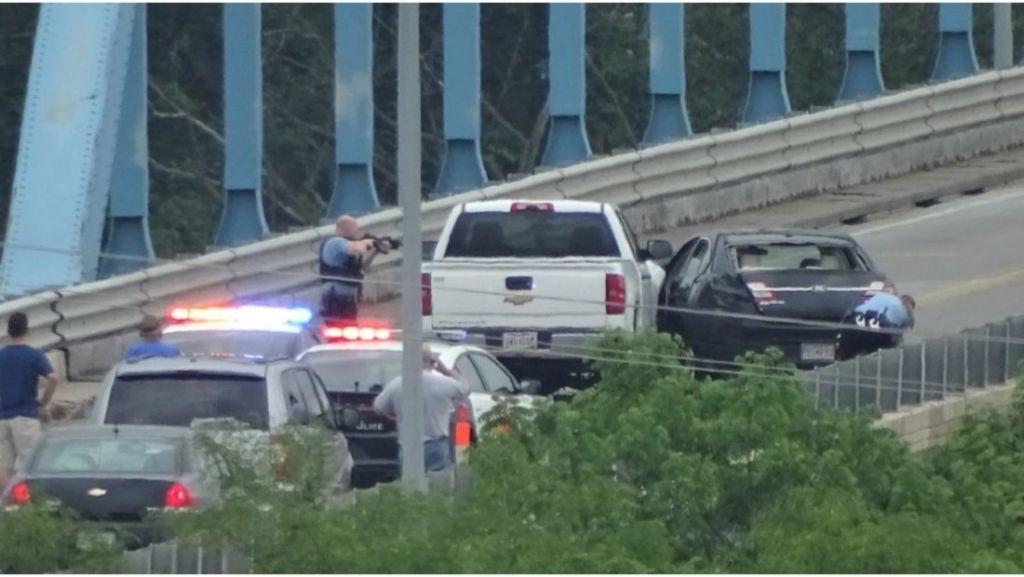 Ushtaraku shpëton dhjetëra persona: Neutralizon atentatorin me një veprim si në filma Ushtaraku shpëton dhjetëra persona: Neutralizon atentatorin me një veprim si në filma