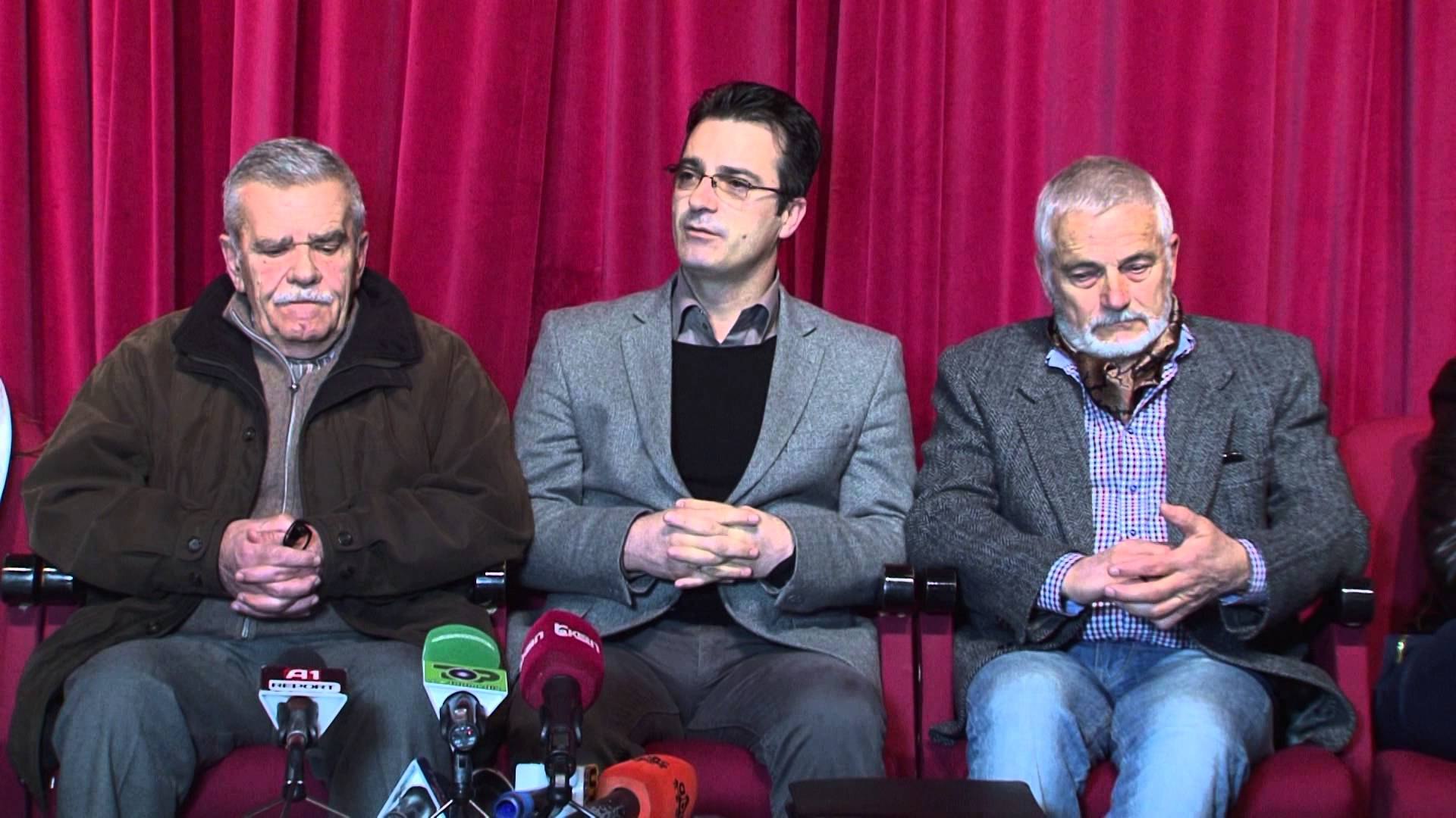 Mark Marku sulmon Robert Ndrenikën: “Një leckë e poshtëruar në prag të pleqërisë”. Viktor Zhusti një trafikant Mark Marku sulmon Robert Ndrenikën: “Një leckë e poshtëruar në prag të pleqërisë”. Viktor Zhusti një trafikant