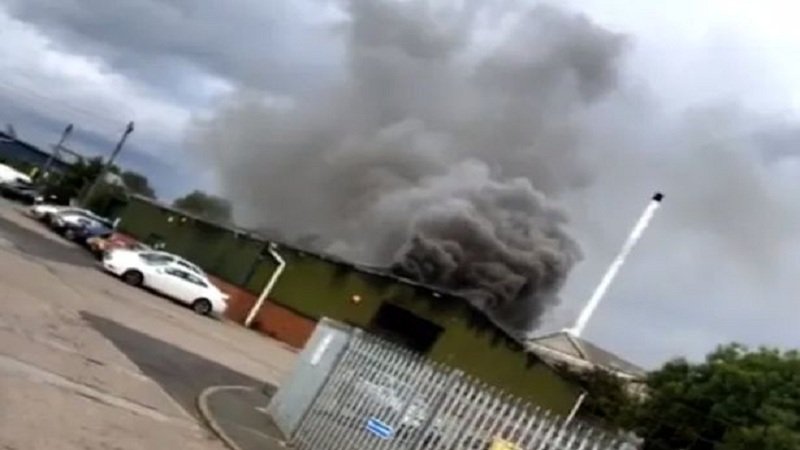 Angli, flakët djegin shqiptarin brenda shtëpisë me k.anabis (Video)