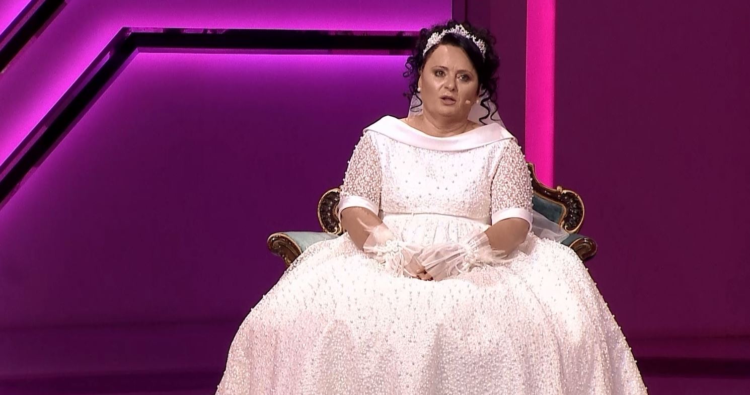 Vishet nuse 53 vjeç, burri: Bëhet dasmë edhe në pleqëri! Miranda tregon si nuk lëvizi për dy vite nga shtrati: Aty kuptova dashurinë e burrit, më lau e shplau si fëmijë Vishet nuse 53 vjeç, burri: Bëhet dasmë edhe në pleqëri! Miranda tregon si nuk lëvizi për dy vite nga shtrati: Aty kuptova dashurinë e burrit, më lau e shplau si fëmijë