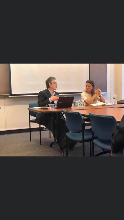 Si ka mundësi që pas kaq shumë vitesh të na përfaqësojne njerëz të tillë duke na bëre të dukemi si sharlatanë?! Si ka mundësi që pas kaq shumë vitesh të na përfaqësojne njerëz të tillë duke na bëre të dukemi si sharlatanë?!