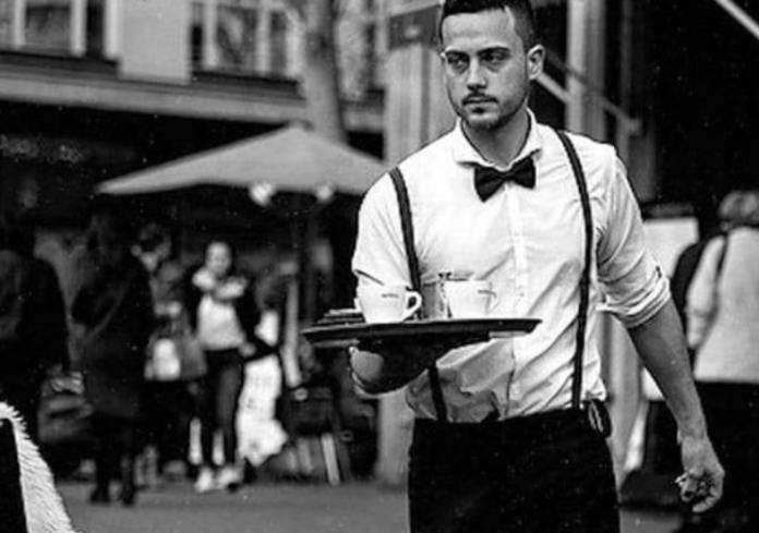 “Kalova natën me zonjën dhe në mëngjes më dha…500 euro”: Rrëfimi i pazakontë i shqiptarit që punonte si kamarier por “ndryshoi zanat” pas joshjes së parë “Kalova natën me zonjën dhe në mëngjes më dha…500 euro”: Rrëfimi i pazakontë i shqiptarit që punonte si kamarier por “ndryshoi zanat” pas joshjes së parë