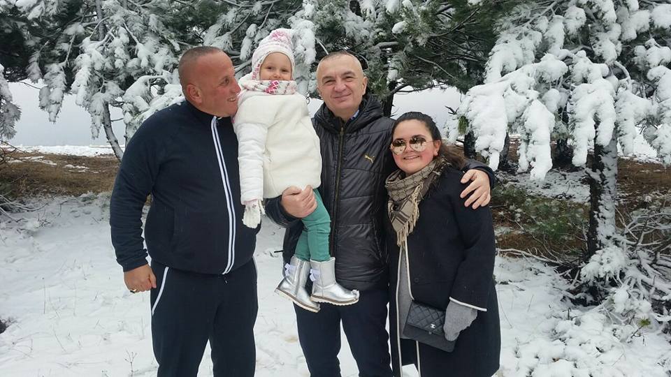 Qytetarët e irrituar:  Zoti Rama, kërkoni SPAK të heto rastin nëse është përfshirë Ilir Meta në skandal me Ilirin e “kullës” së tij ! Po nuk e bëre, mallkuar qoftë vota që të kam dhënë!