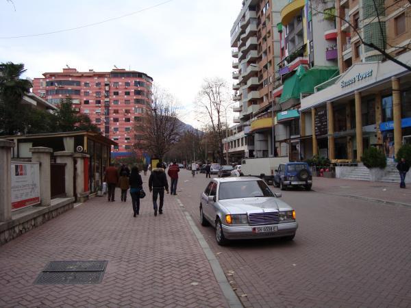 Dy kolege stomatologe rrihen në mes të ish-bllokut/ sherri degradon deri në polici Dy kolege stomatologe rrihen në mes të ish-bllokut/ sherri degradon deri në polici