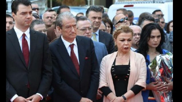 Zbardhen detaje tronditëse: Natën e vrasjes Azem Hajdari ka dalë nga PD me një pistoletë me silenciator! Ja si Berisha përdori eliminimin e tij për të marrë pushtetin me dhunë Zbardhen detaje tronditëse: Natën e vrasjes Azem Hajdari ka dalë nga PD me një pistoletë me silenciator! Ja si Berisha përdori eliminimin e tij për të marrë pushtetin me dhunë