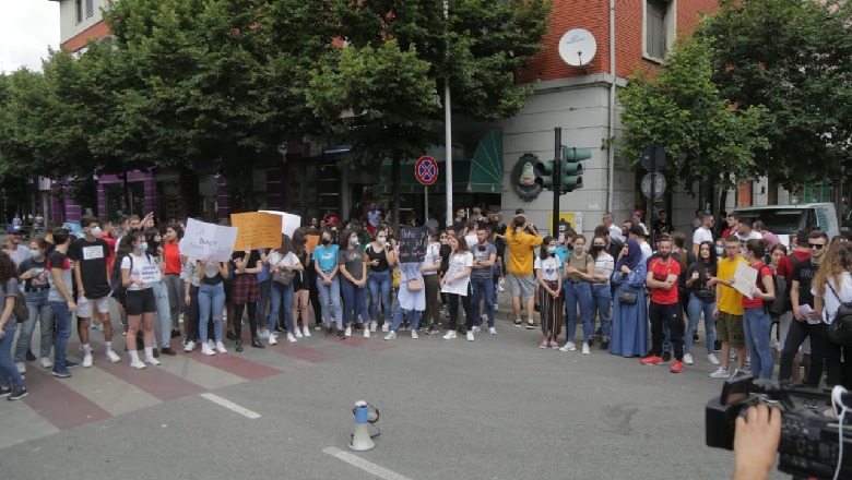 Maturantët ‘priten në besë’! ‘Turi’ s’u hoq nga vlerësimi, dalin përgjigjet e testit të Gjuhë Letërsisë, vetëm 760 maturantë morën 10-të Maturantët ‘priten në besë’! ‘Turi’ s’u hoq nga vlerësimi, dalin përgjigjet e testit të Gjuhë Letërsisë, vetëm 760 maturantë morën 10-të
