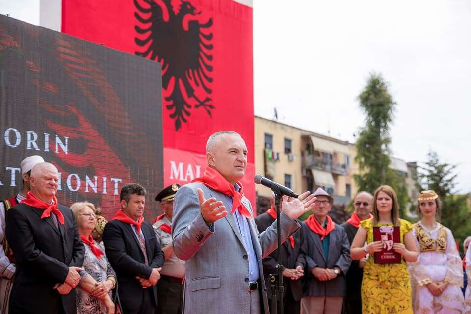 Meta “monarko-komunist” habit me veprimet e tij: Përfaqësues i uniteti bëhet nostalgjik për kthimin e familjes Zogu në Shqipëri, duke mos e kuptuar se Mbreti nuk është popull (Video)