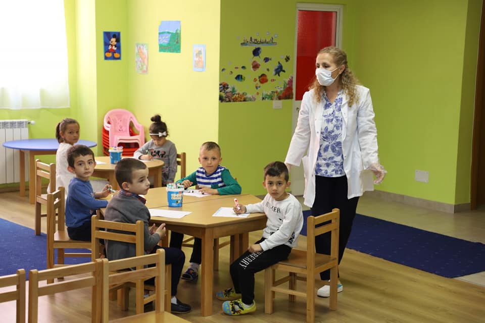 Një edukatore doli që ishte e infektuar me koronavirus,Inspektorati Shtetëror Shëndetësor: “Çerdhja ishte dezinfektuar, por duhej bërë mbyllja..” Një edukatore doli që ishte e infektuar me koronavirus,Inspektorati Shtetëror Shëndetësor: “Çerdhja ishte dezinfektuar, por duhej bërë mbyllja..”