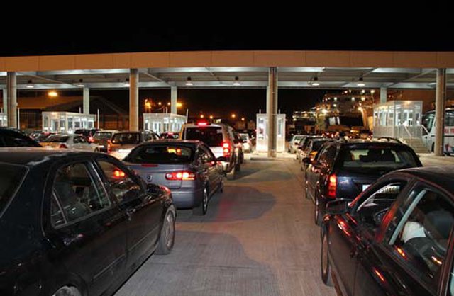 Ç’po ndodh në portin e Durrësit? Policia italiane zbarkon në tokën shqiptare, bllokohen mbi 150 udhëtarë Ç’po ndodh në portin e Durrësit? Policia italiane zbarkon në tokën shqiptare, bllokohen mbi 150 udhëtarë