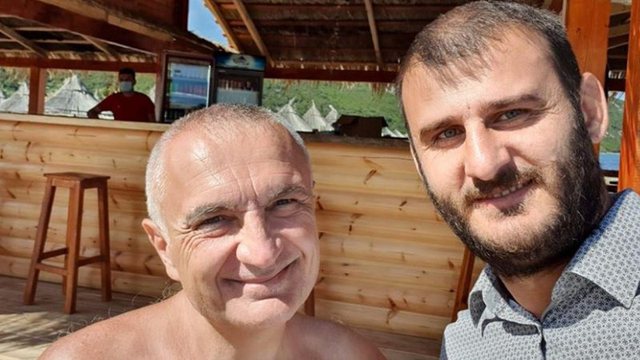 President apo gaztorë?! Zhvishet Meta, bëhet gati për plazh, qytetarët e shfryjnë mllefin: Paske ikur për lesh o Like! Mos rri lakuriq se… (Foto)