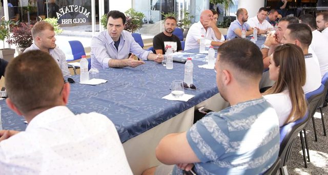 PD zero njohuri për hapësirat dhe heqjen e detyrimeve për operatorët turistik! Luli Basha flet “kodra pas bregut” në Vlorë: Do të çlirojmë qytetarët dhe biznesin  nga taksat e larta… me taksën e sheshtë 9%!