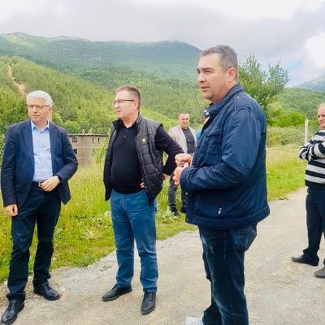 Sot rivalë politik, por dikur shokë fëmijërie! Festa e ‘Shna Ndout’ bën bashkë Sandër Lleshajn dhe Luan Ramën Sot rivalë politik, por dikur shokë fëmijërie! Festa e ‘Shna Ndout’ bën bashkë Sandër Lleshajn dhe Luan Ramën