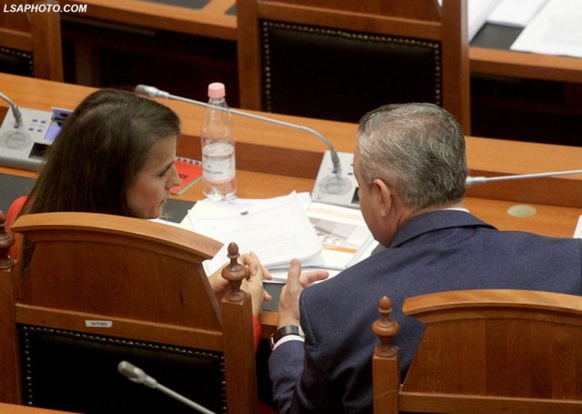 Myslim Murrizi e shkarkoi nga Komisioni i Reformës, Rudina Hajdari zbulon lëvizjen e saj të menjëhershme: Unë do ta vazhdojë betejën time! Nesër do… Myslim Murrizi e shkarkoi nga Komisioni i Reformës, Rudina Hajdari zbulon lëvizjen e saj të menjëhershme: Unë do ta vazhdojë betejën time! Nesër do…