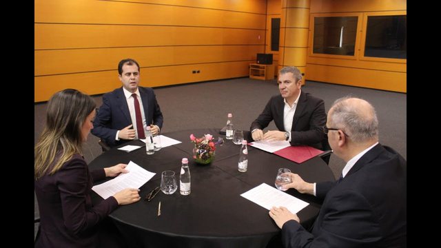 Të gjithë kundër SHBA! Politika fut në qorrsokak reformën zgjedhore: PS i mbyll PD derën e pazareve, opozitarët parlamentarë me kushte të reja Të gjithë kundër SHBA! Politika fut në qorrsokak reformën zgjedhore: PS i mbyll PD derën e pazareve, opozitarët parlamentarë me kushte të reja