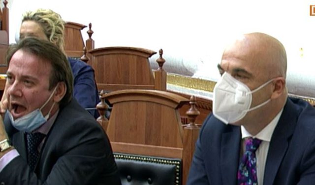 Shpërthejnë batutat në Kuvend mes Ramës dhe deputetit: Alban pak qeros e pak me maskë…ku e paske gjetur atë maskë?! Shpërthejnë batutat në Kuvend mes Ramës dhe deputetit: Alban pak qeros e pak me maskë…ku e paske gjetur atë maskë?!