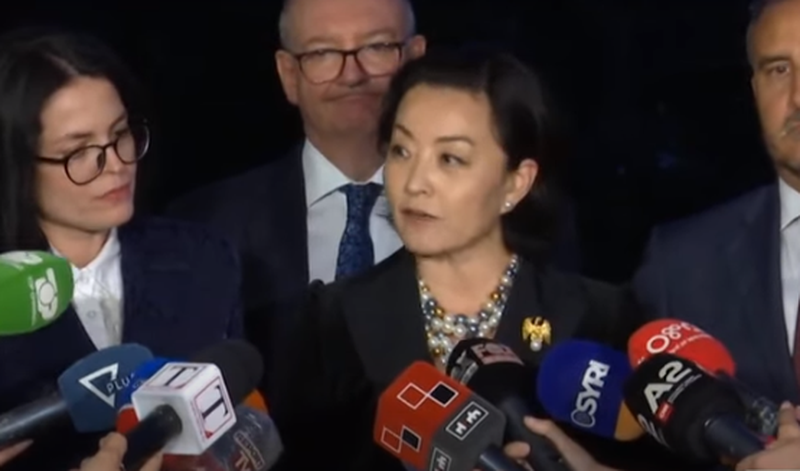 ‘Incidenti’ që iu shpëtoi pas 9 orëve takim, Yuri Kim nuk përmbahet dot: S’jam aq e gjatë! ‘Incidenti’ që iu shpëtoi pas 9 orëve takim, Yuri Kim nuk përmbahet dot: S’jam aq e gjatë!