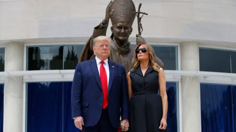 “Qesh moj”! Fjala e presidentit amerikan që i drejtohet zonjës së parë bëri xhiron e botës: Reagimi i Melania Trump ishte përgjigjja më e mirë “Qesh moj”! Fjala e presidentit amerikan që i drejtohet zonjës së parë bëri xhiron e botës: Reagimi i Melania Trump ishte përgjigjja më e mirë